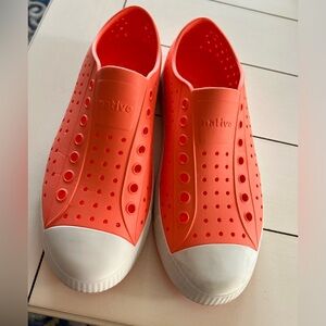 Native Jefferson Women’s Size 10 Coral Shoes